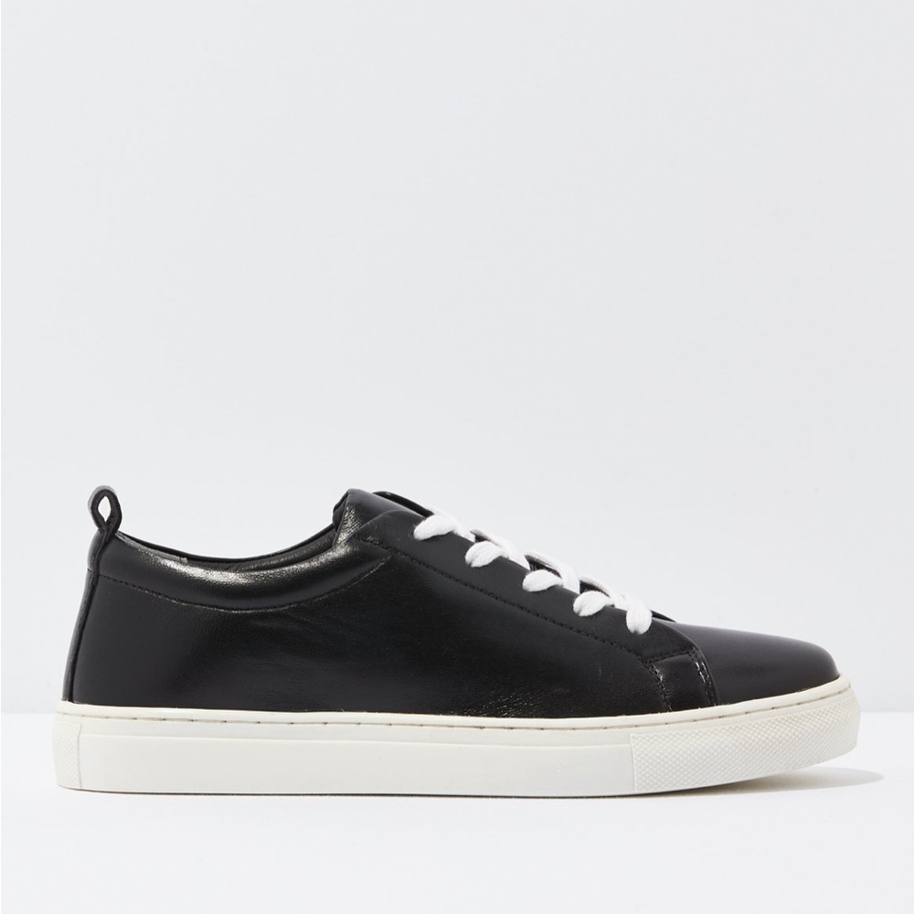 NWOT Seychelles Women's Black Leather Sneaker